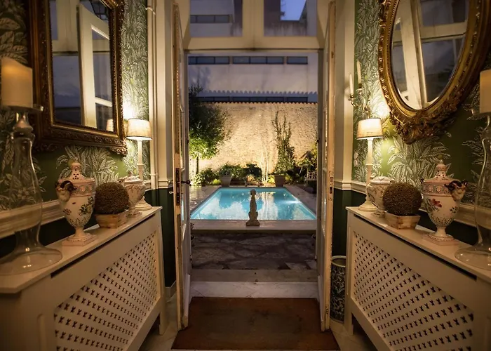 Du Palais Bed & Breakfast 4*