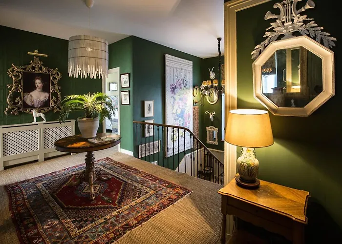 Du Palais Bed & Breakfast 4*