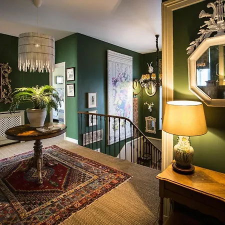 Du Palais Bed & Breakfast *
